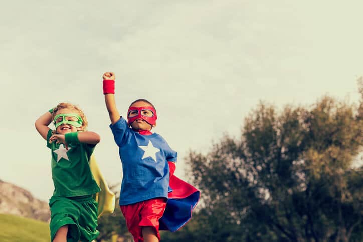 Kinder als Superhelden verkleidet