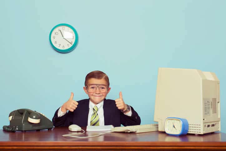 Junge mit Anzug in Büro – retro