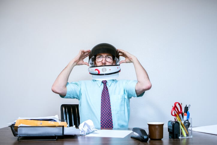 Büro-Angestellter mit Weltraumhelm