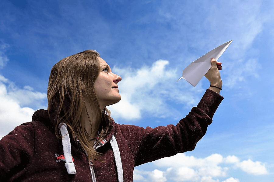 Papierflieger in der Hand als Symbolbild: mit E-Mail-Marketing durchstarten