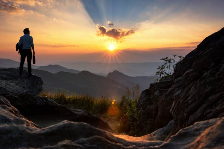 Geschäftsmann im Sonnenuntergang