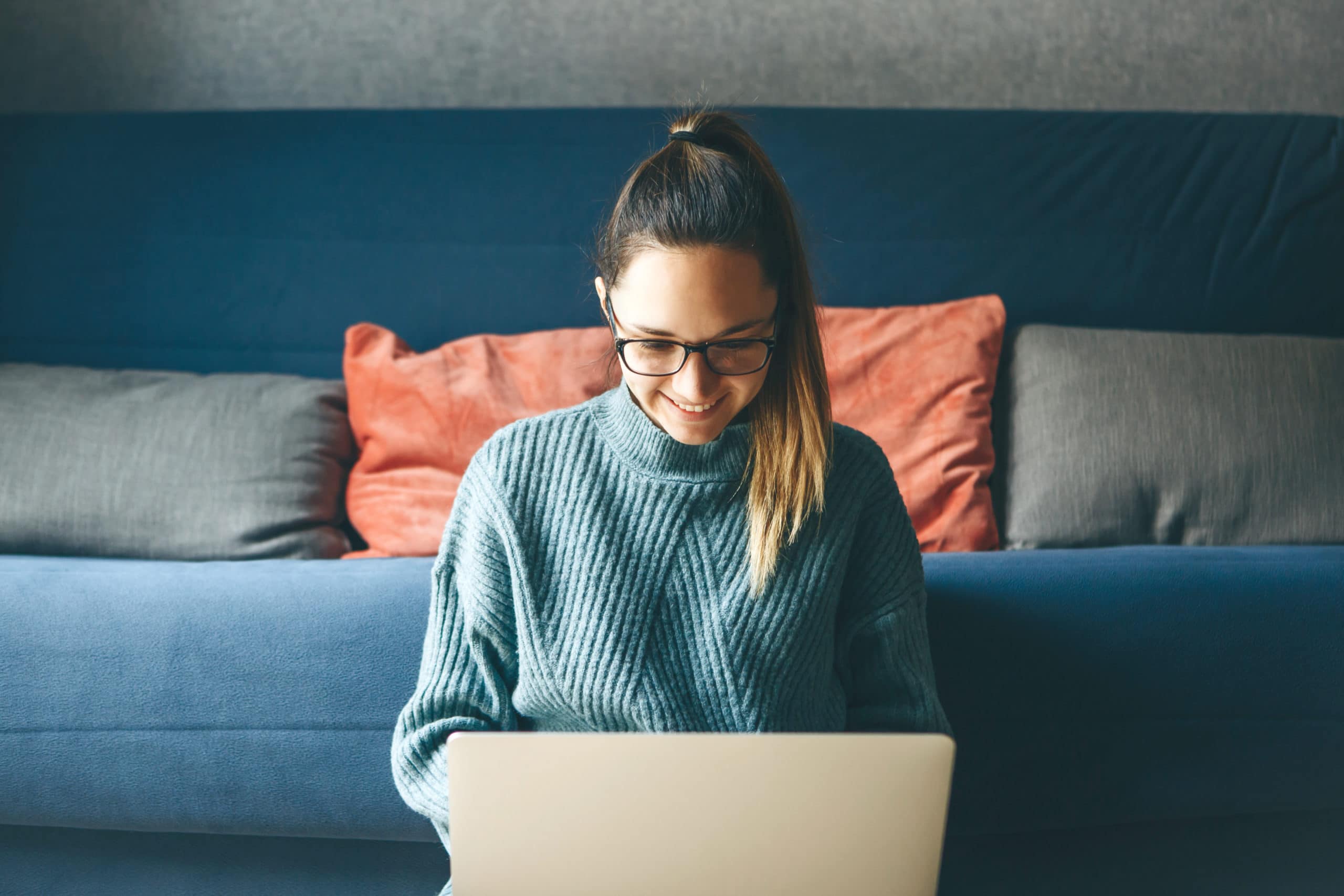 Frau vor Laptop als Symbol für Customer Education