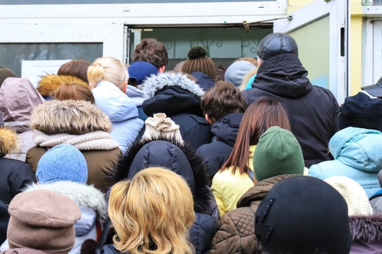 Menschen drängen sich in Gebäude