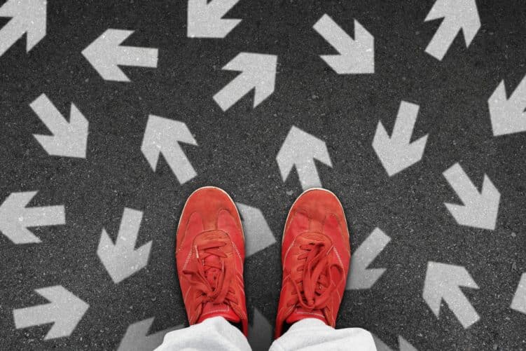 Person trägt rote Schuhe, Richtungspfeile, verschiedene Richtungen