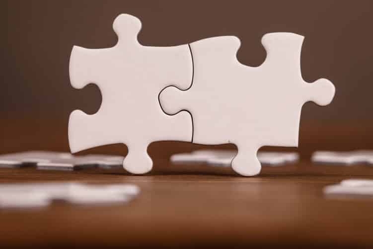 Zwei Puzzleteile passen ineinander.