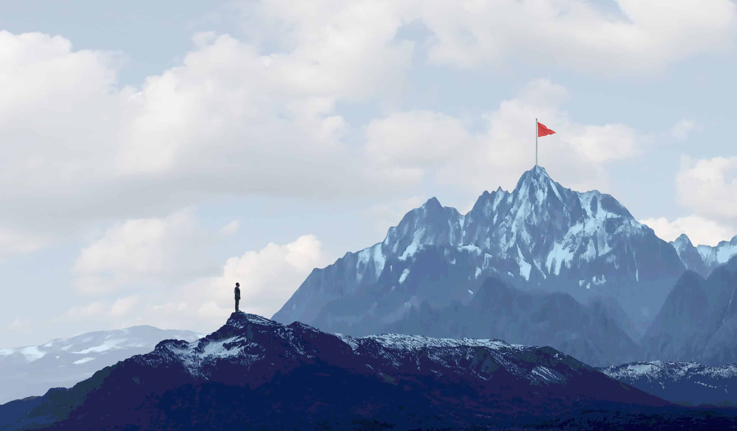 Person auf einem Berggipfel blickt auf einen entfernten Gipfel mit roter Flagge – symbolisiert den Weg zur Optimierung der Google Ads Landingpage-Qualität.